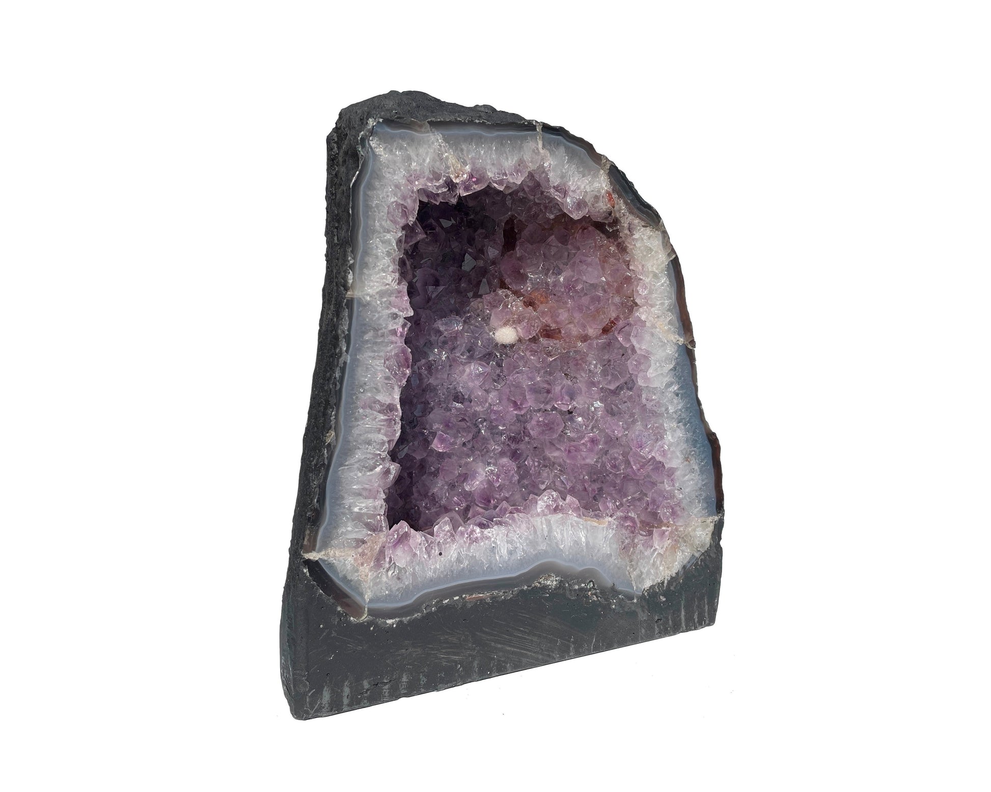 Amethyst Geode mit glitzernden Kristallen in violetten Farbtönen auf weißen Hintergrund