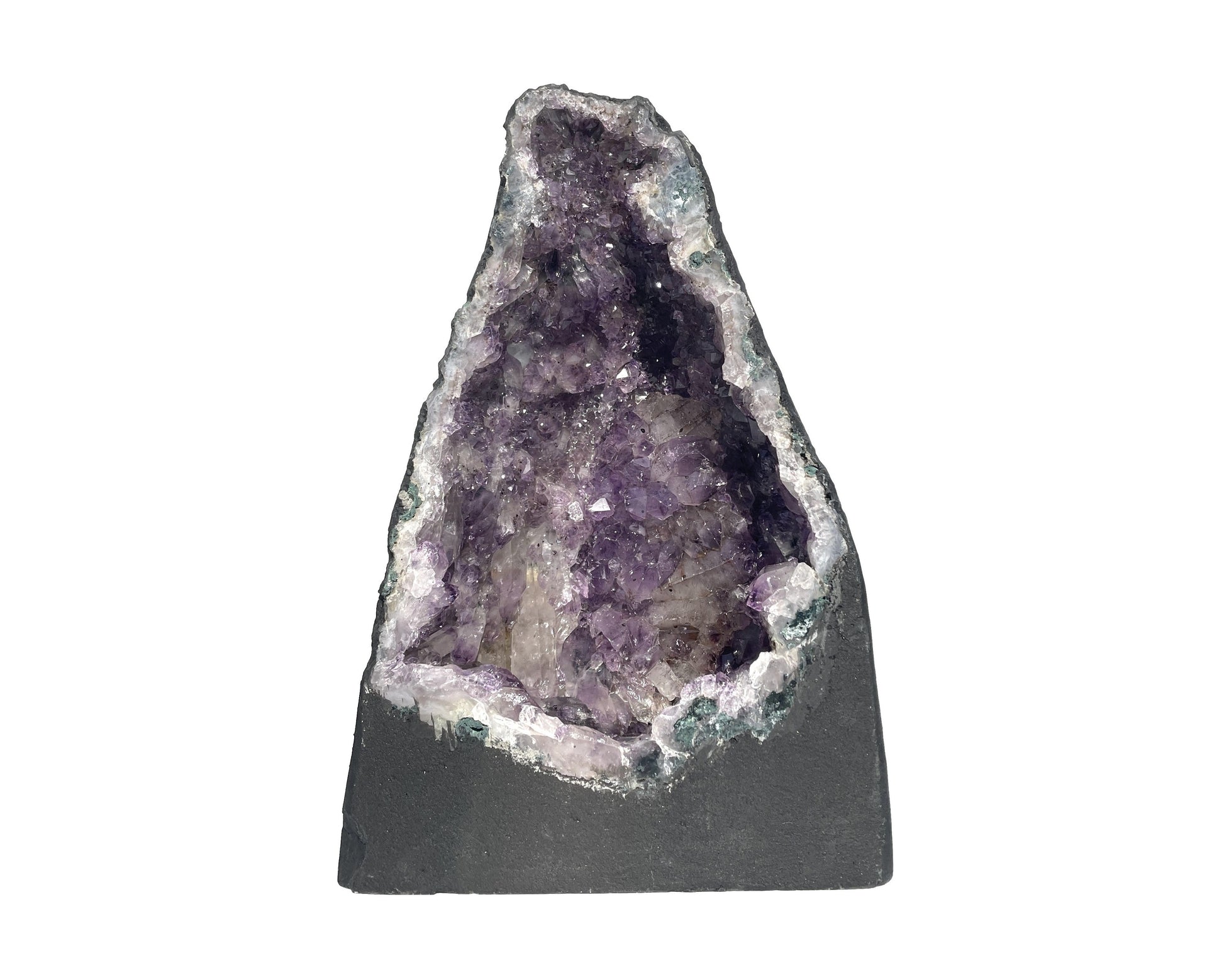 Vorderansicht einer Amethyst Druse auf weißem Hintergrund