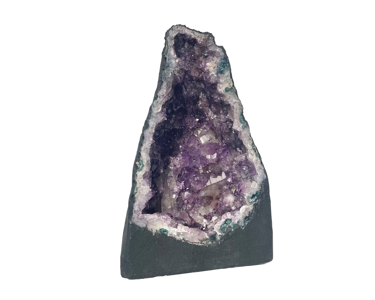 Amethyst Geode mit glitzernden Kristallen in violetten Farbtönen auf weißen Hintergrund
