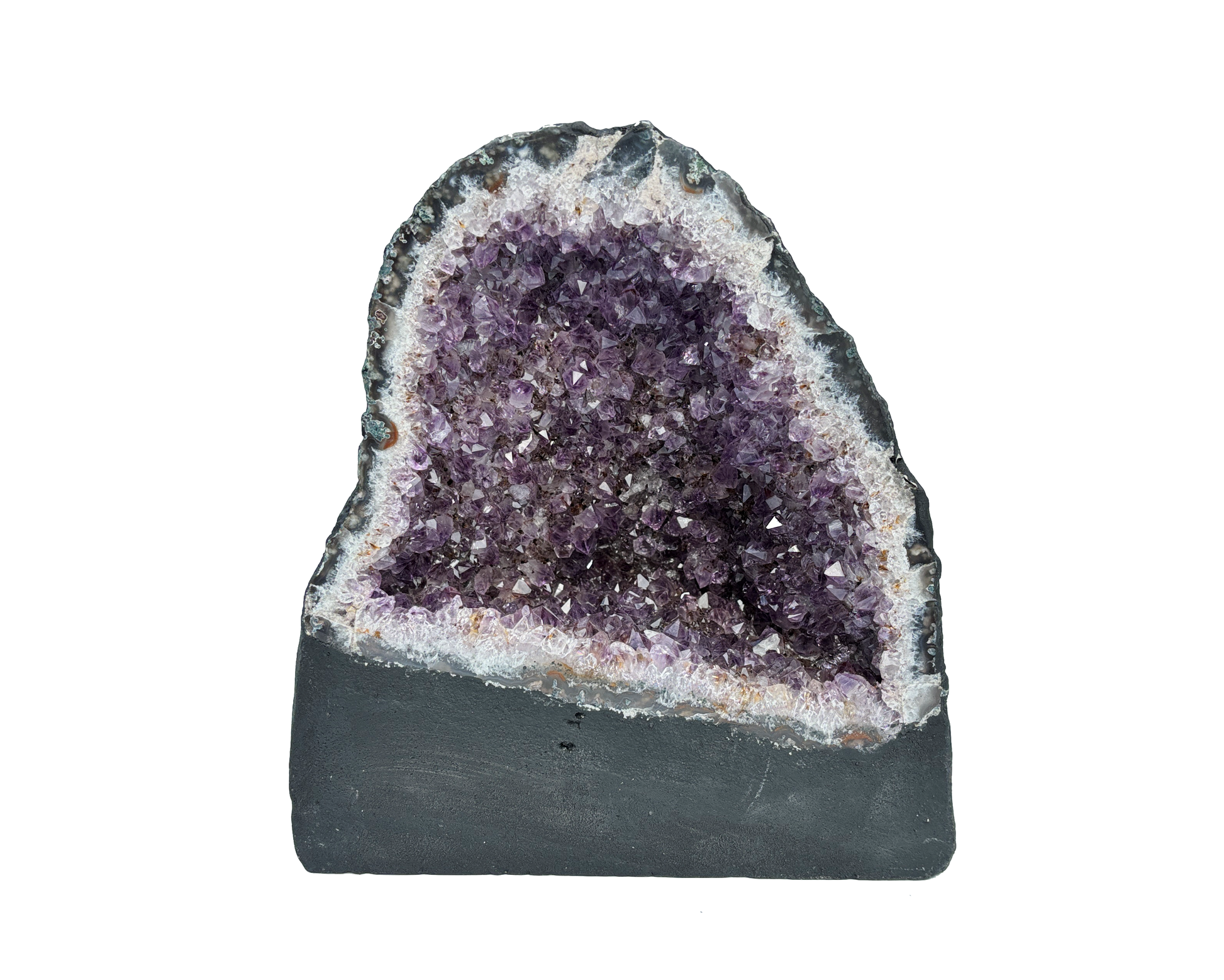 Vorderansicht einer Amethyst Druse auf weißem Hintergrund