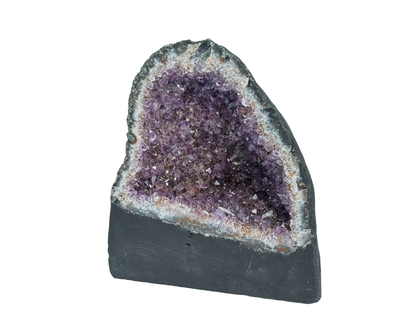 Seitenansicht: einzelne Amethyst Druse mit violetten Kristallen auf weißem Hintergrund