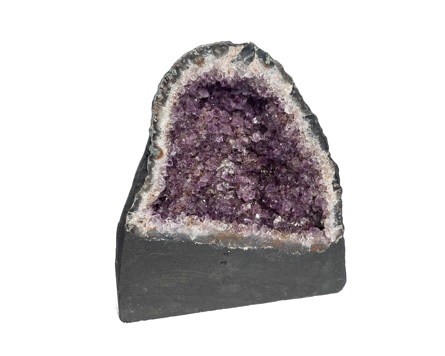Amethyst Geode mit glitzernden Kristallen in violetten Farbtönen auf weißen Hintergrund
