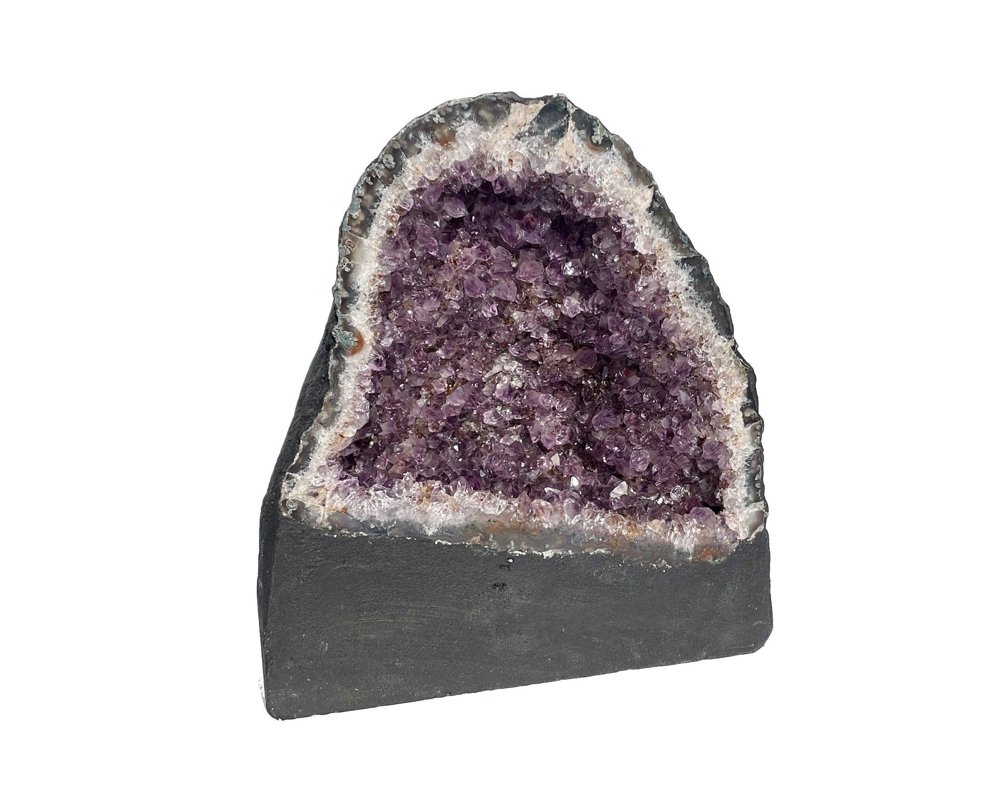 Amethyst Geode mit glitzernden Kristallen in violetten Farbtönen auf weißen Hintergrund
