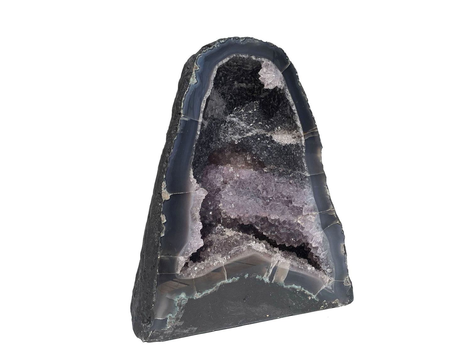 Seitenansicht: einzelne Amethyst Druse mit violetten Kristallen auf weißem Hintergrund