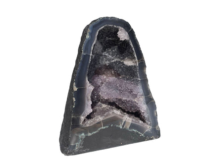 Seitenansicht: einzelne Amethyst Druse mit violetten Kristallen auf weißem Hintergrund