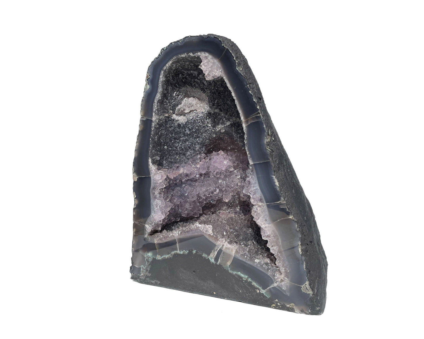 Amethyst Geode mit glitzernden Kristallen in violetten Farbtönen auf weißen Hintergrund