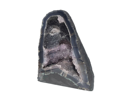 Amethyst Geode mit glitzernden Kristallen in violetten Farbtönen auf weißen Hintergrund
