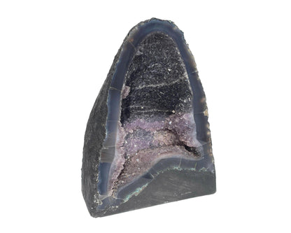 Seitenansicht: einzelne Amethyst Druse auf weißem Hintergrund