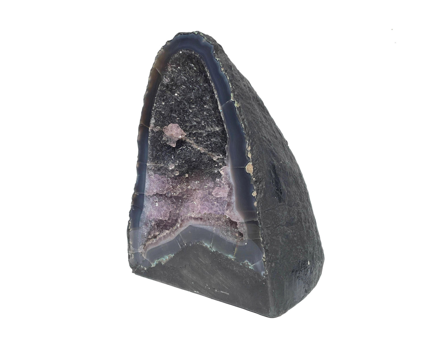 Seitenansicht: einzelne Amethyst Druse mit violetten Kristallen auf weißem Hintergrund