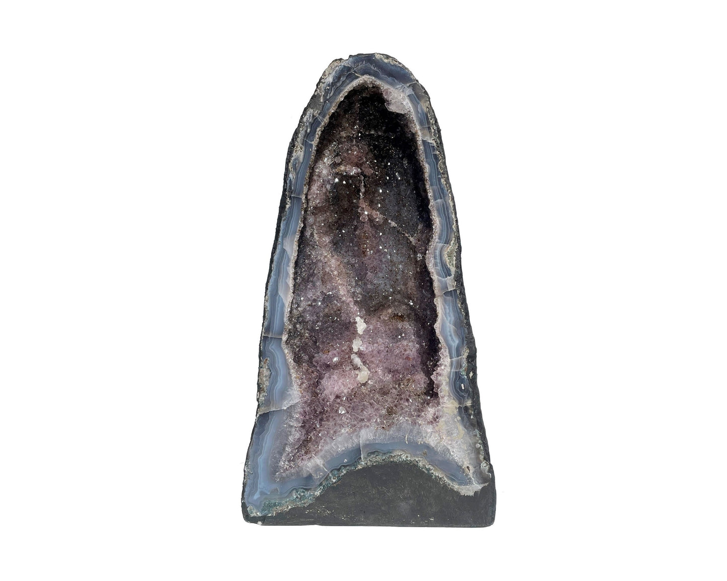 Vorderansicht einer Amethyst Druse auf weißem Hintergrund