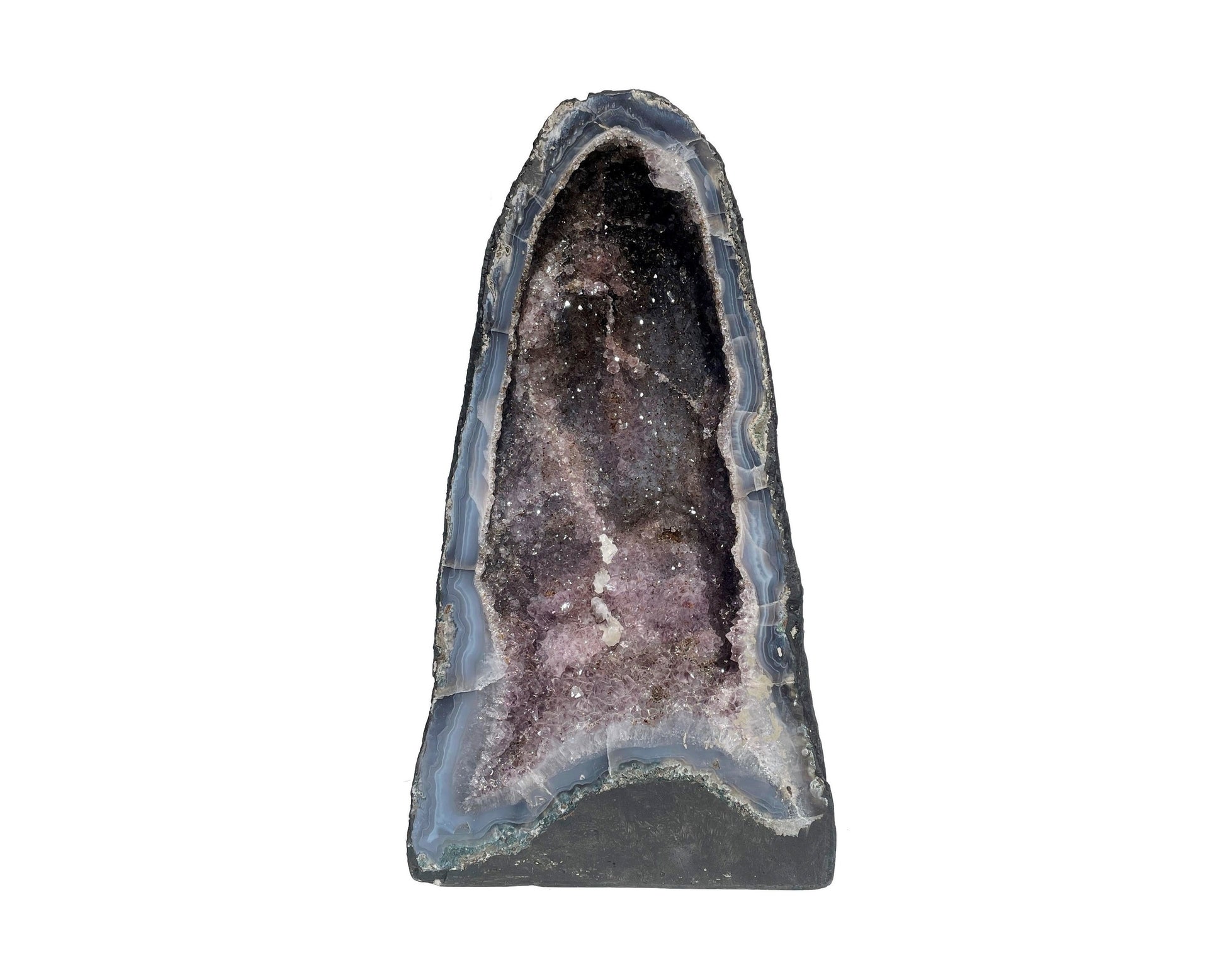 Vorderansicht einer Amethyst Druse auf weißem Hintergrund