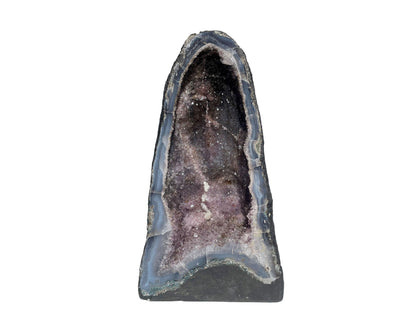 Vorderansicht einer Amethyst Druse auf weißem Hintergrund