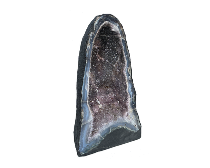 Seitenansicht: einzelne Amethyst Druse mit violetten Kristallen auf weißem Hintergrund