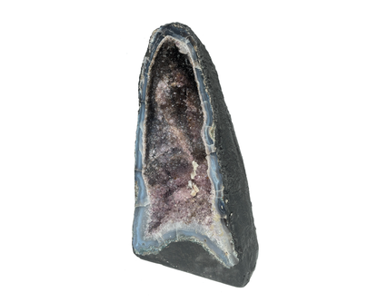 Amethyst Geode mit glitzernden Kristallen in violetten Farbtönen auf weißen Hintergrund