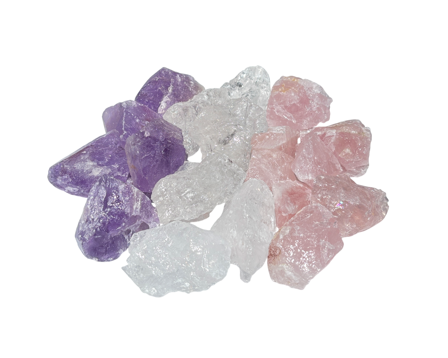 Amethyst Bergkristall Rosenquarz Rohsteine zweireihig nebeneinander angeordnet auf weißem Hintergrund