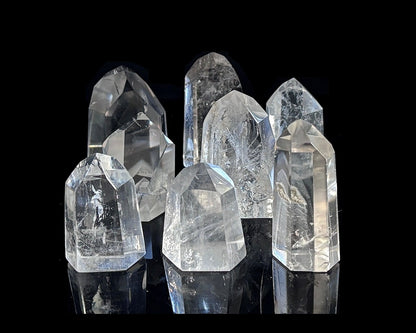 Vorderansicht: Vielzahl von Bergkristall Spitzen auf schwarzem Hintergrund