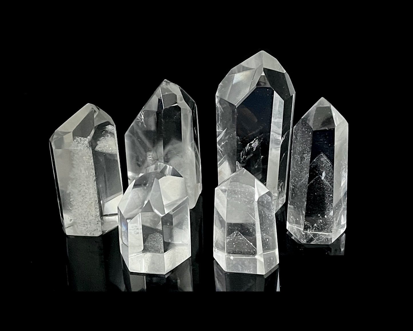 Vielzahl von Bergkristall Spitzen in verschiedenen Formen auf schwarzem Hintergrund