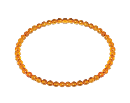 oranges Bernstein Armband auf weißem Hintergrund