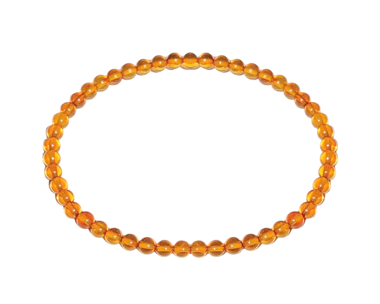 oranges Bernstein Armband auf weißem Hintergrund