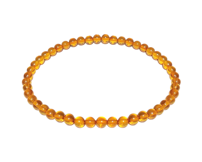 oranges Bernstein Armband mit runden Kugeln auf weißem Hintergrund