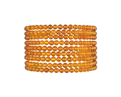 Queransicht: oranges Bernstein Armband mit runden Kugeln auf weißem Hintergrund