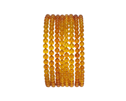 Längsansicht: oranges Bernstein Armband mit runden Kugeln auf weißem Hintergrund