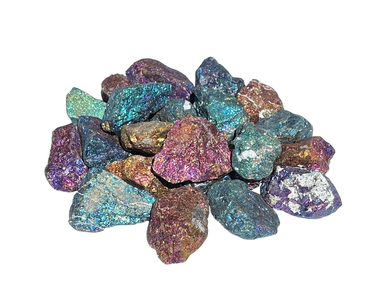 Ansicht von vorn: schimmernde Buntkupfer Steine auf weißem Hintergrund