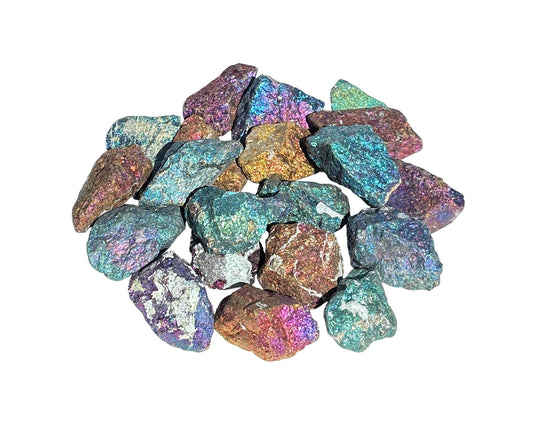 Vorderansicht von Buntkupfer Rohsteinen auf weißem Hintergrund