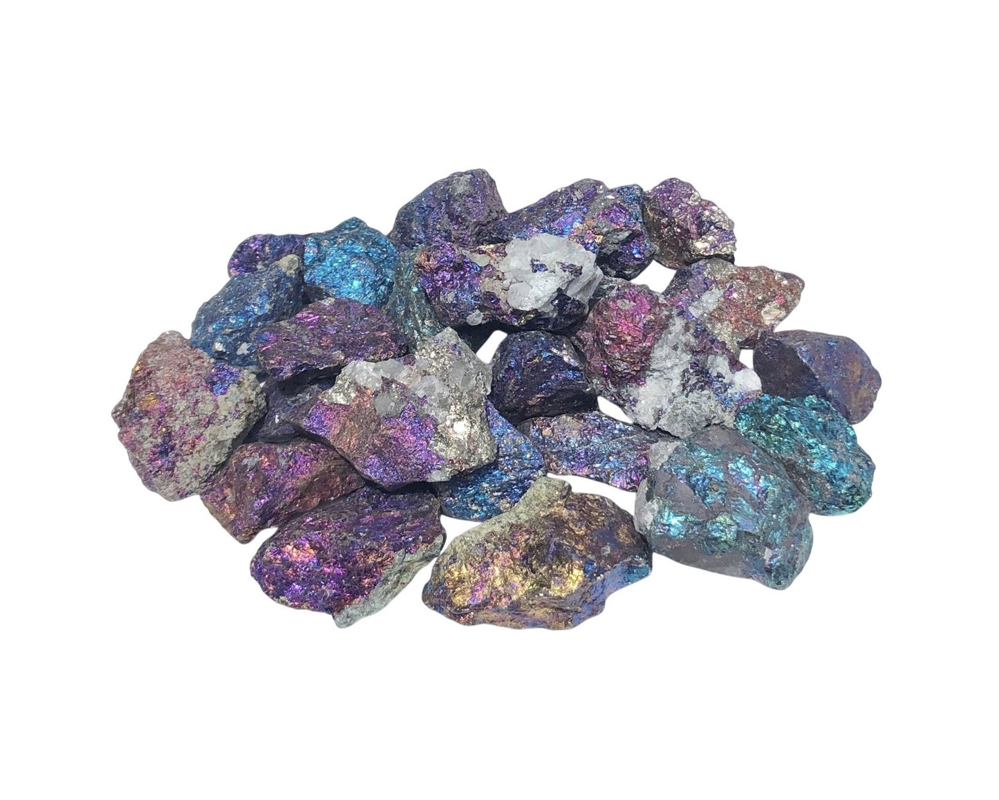 Vorderansicht: Vielzahl an kleinen Buntkupfer Steinen auf weißem Hintergrund