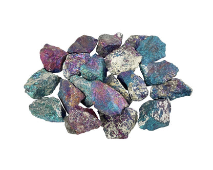 Ansammlung natürlicher Buntkupfer auf weißem Hintergrund