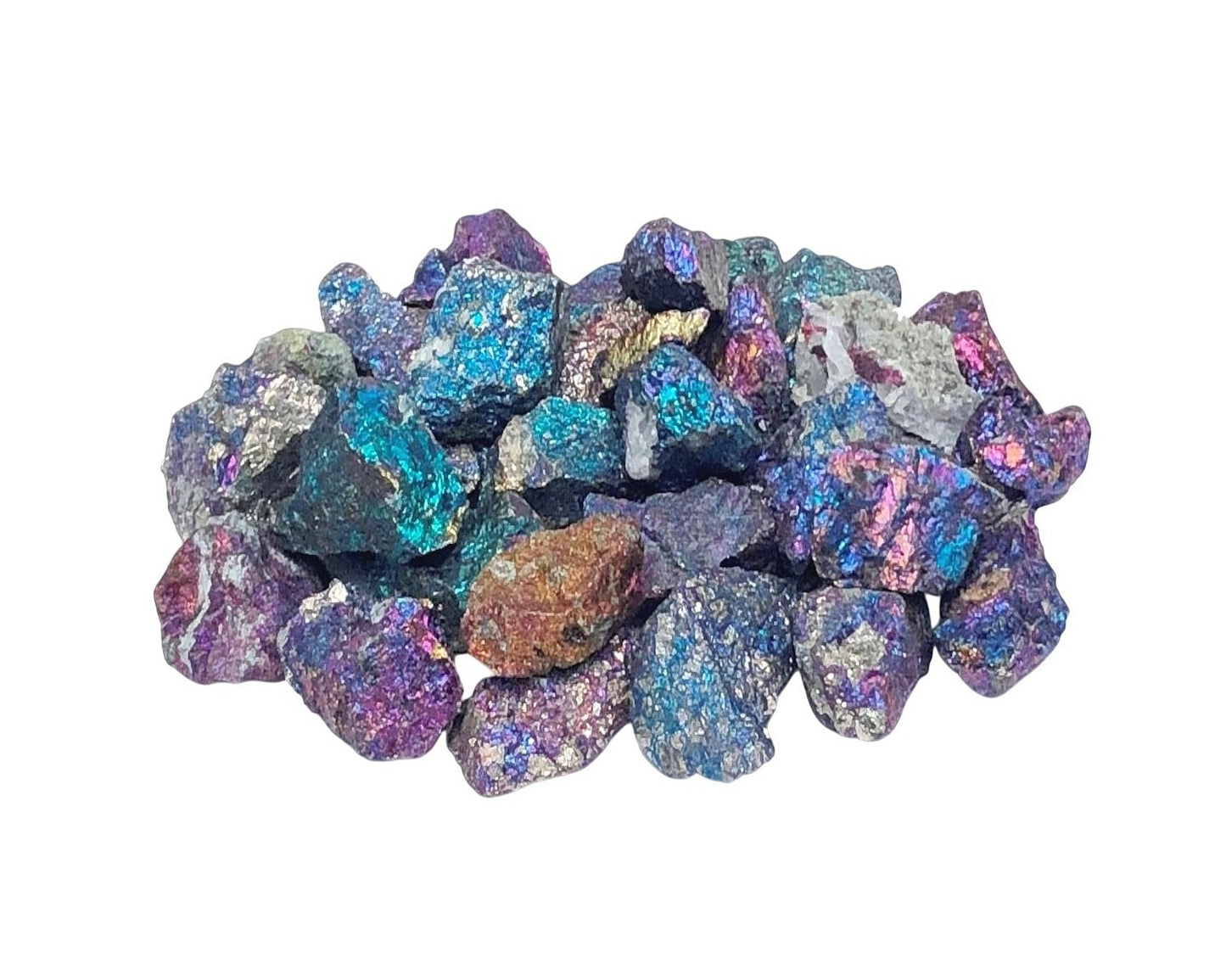 Ansicht von vorn: schimmernde Buntkupfer Steine auf weißem Hintergrund