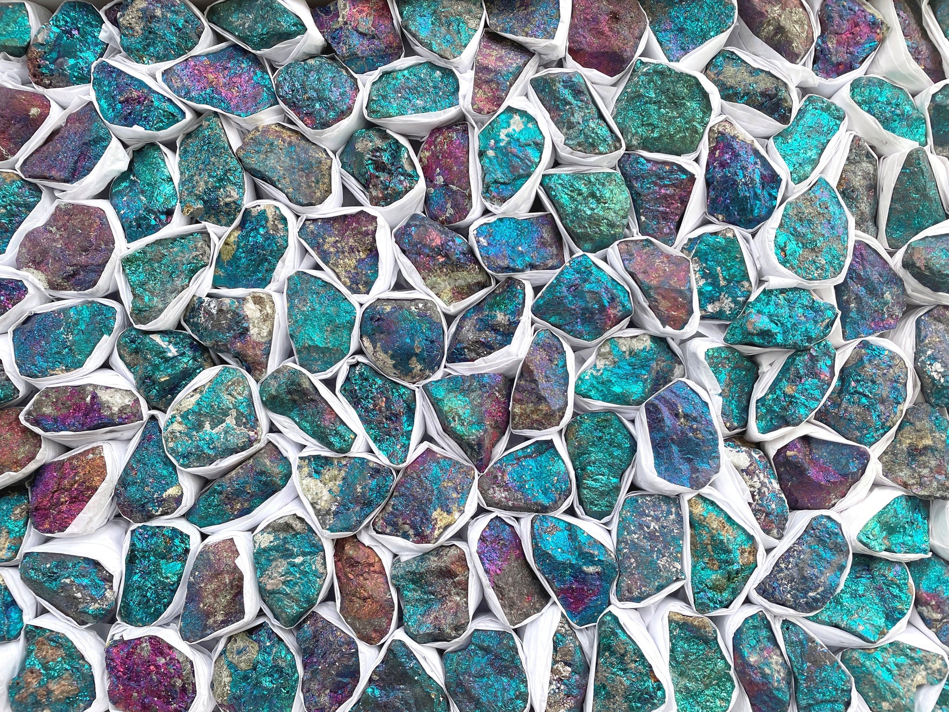 Ansicht von oben: Vielzahl an kleinen bunten schimmernden Buntkupfer