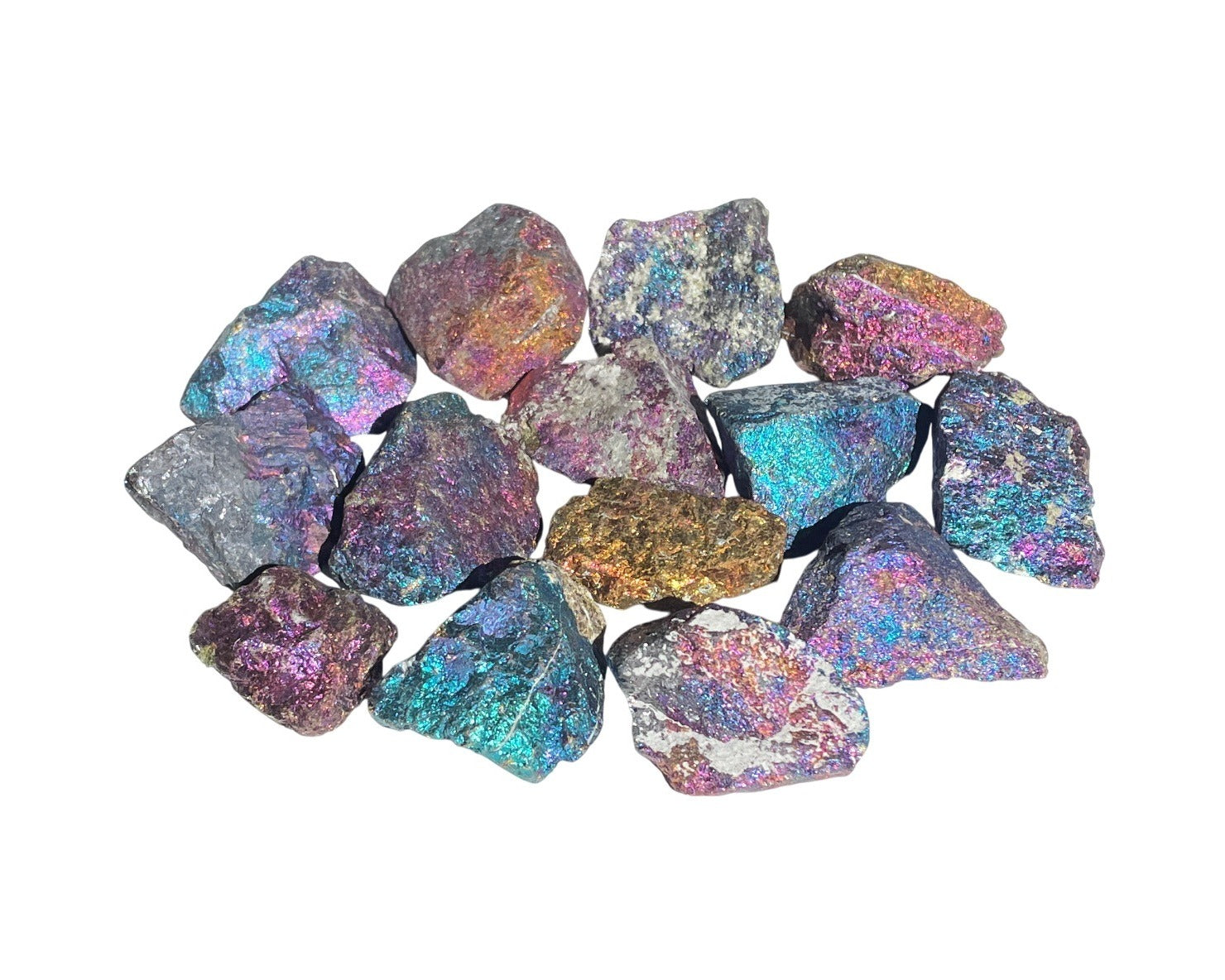 Ansicht von vorn: schimmernde Buntkupfer Steine auf weißem Hintergrund