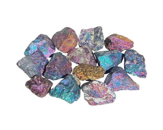 Ansicht von vorn: schimmernde Buntkupfer Steine auf weißem Hintergrund