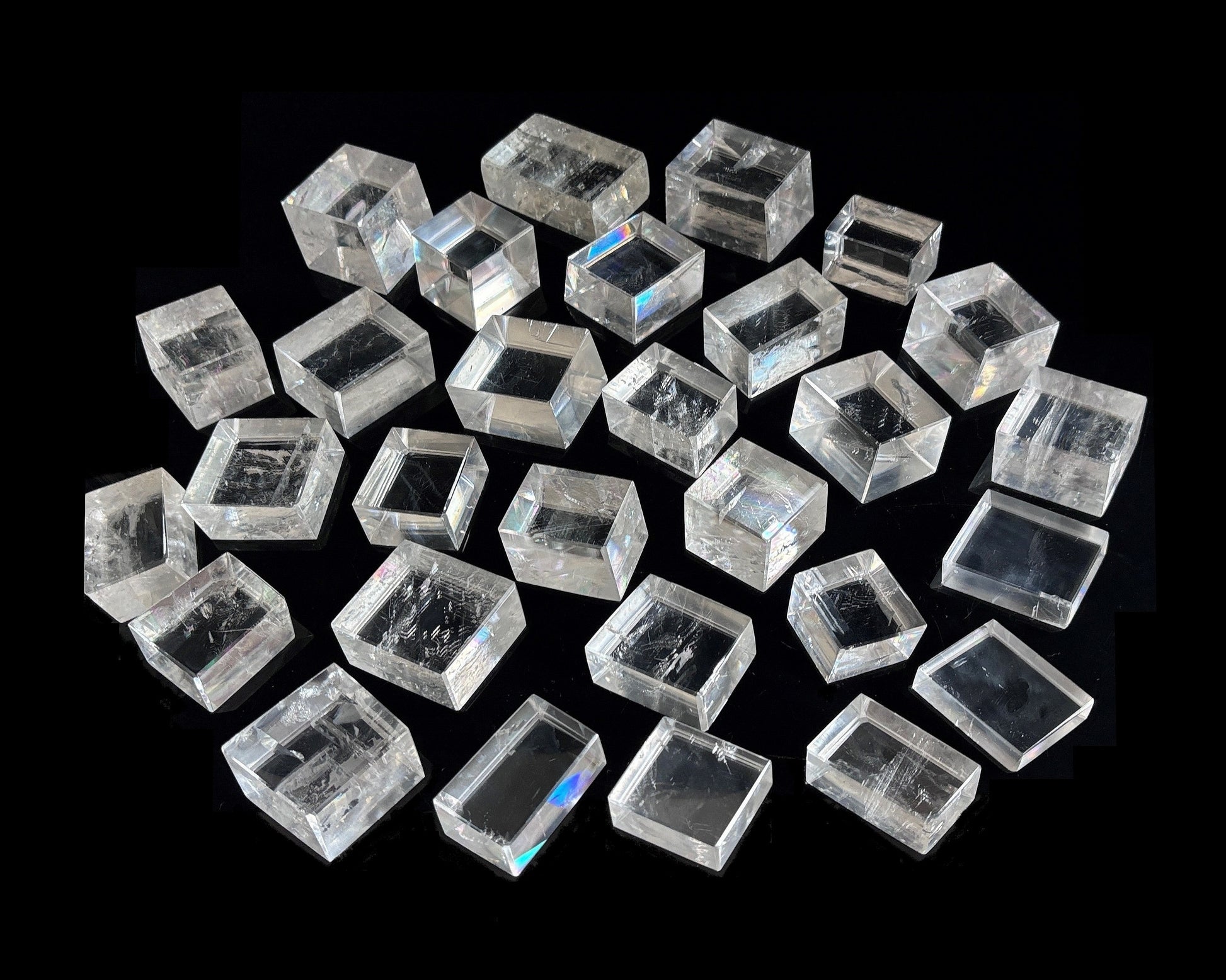 Ansicht oben: polierte Calcit Kristalle auf schwarzem Hintergrund