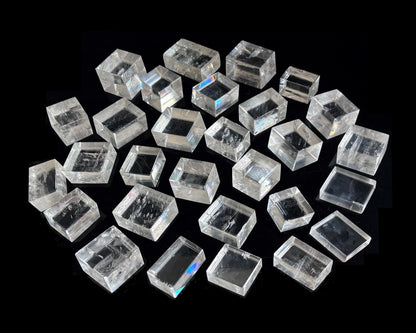 Ansicht oben: polierte Calcit Kristalle auf schwarzem Hintergrund