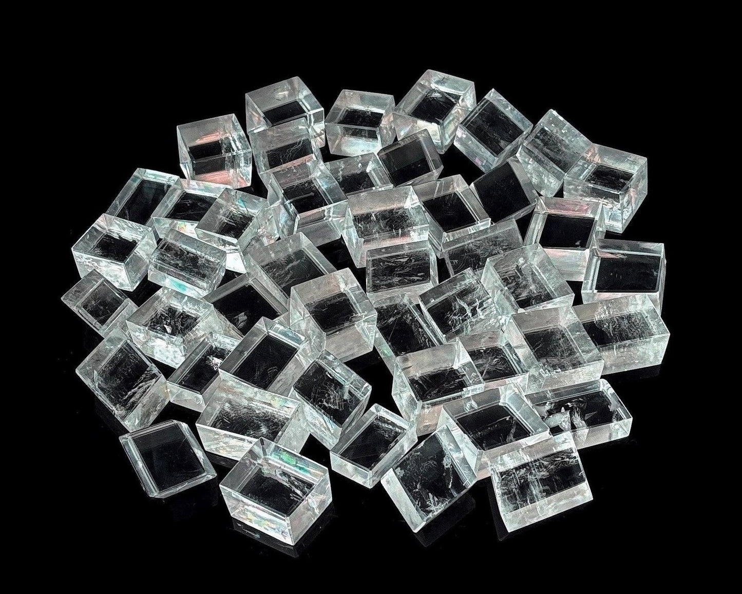 Ansicht oben: mehrere polierte Calcit Kristalle auf schwarzem Hintergrund