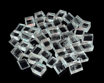 Ansicht oben: mehrere polierte Calcit Kristalle auf schwarzem Hintergrund