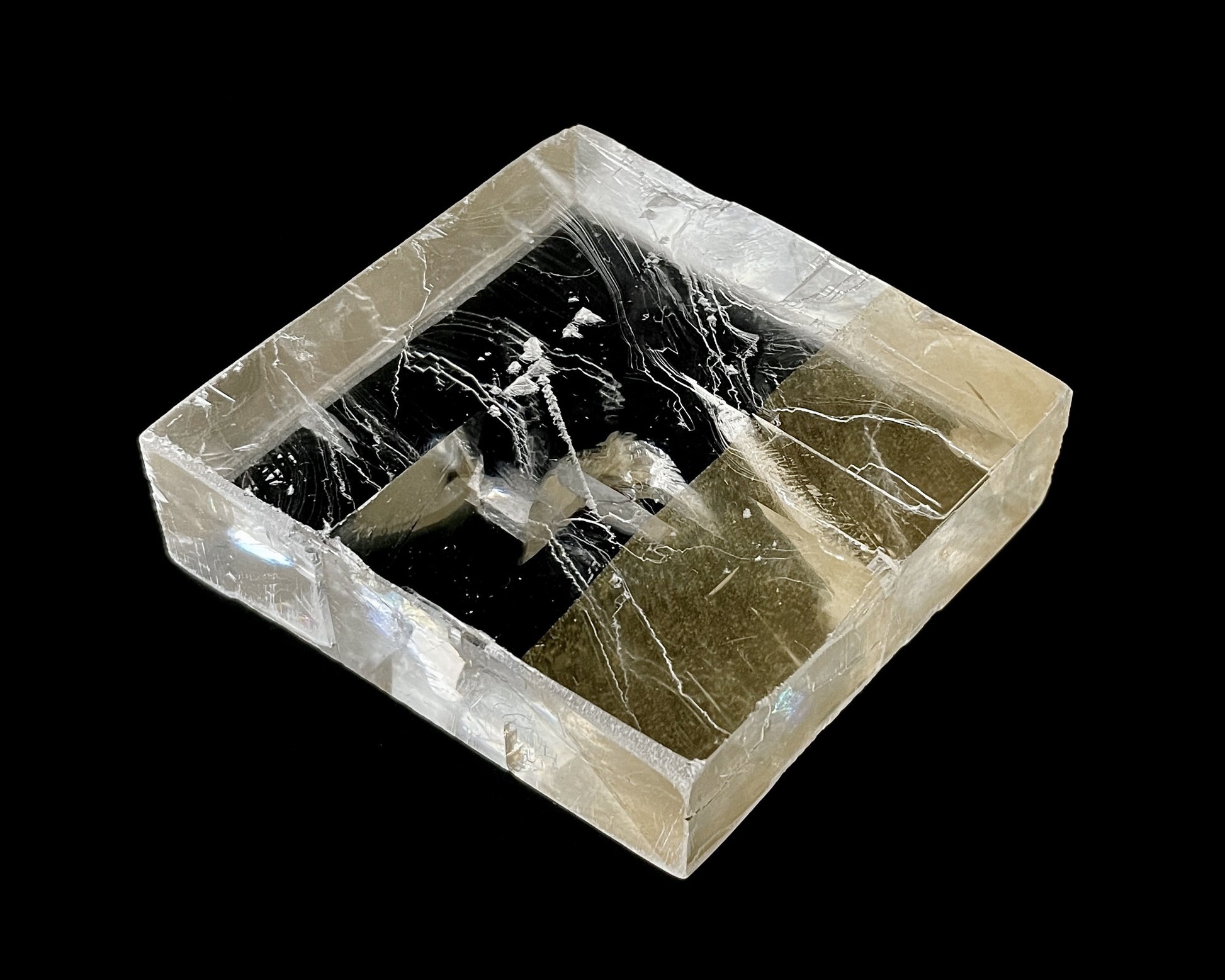 Einzelner natürlicher Calcit Kristall auf schwarzem Hintergrund