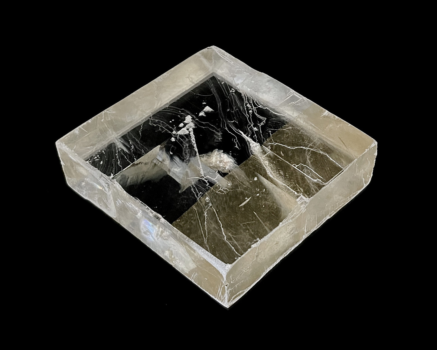 Ansicht rechts: Einzelner natürlicher Calcit Kristall auf schwarzem Hintergrund