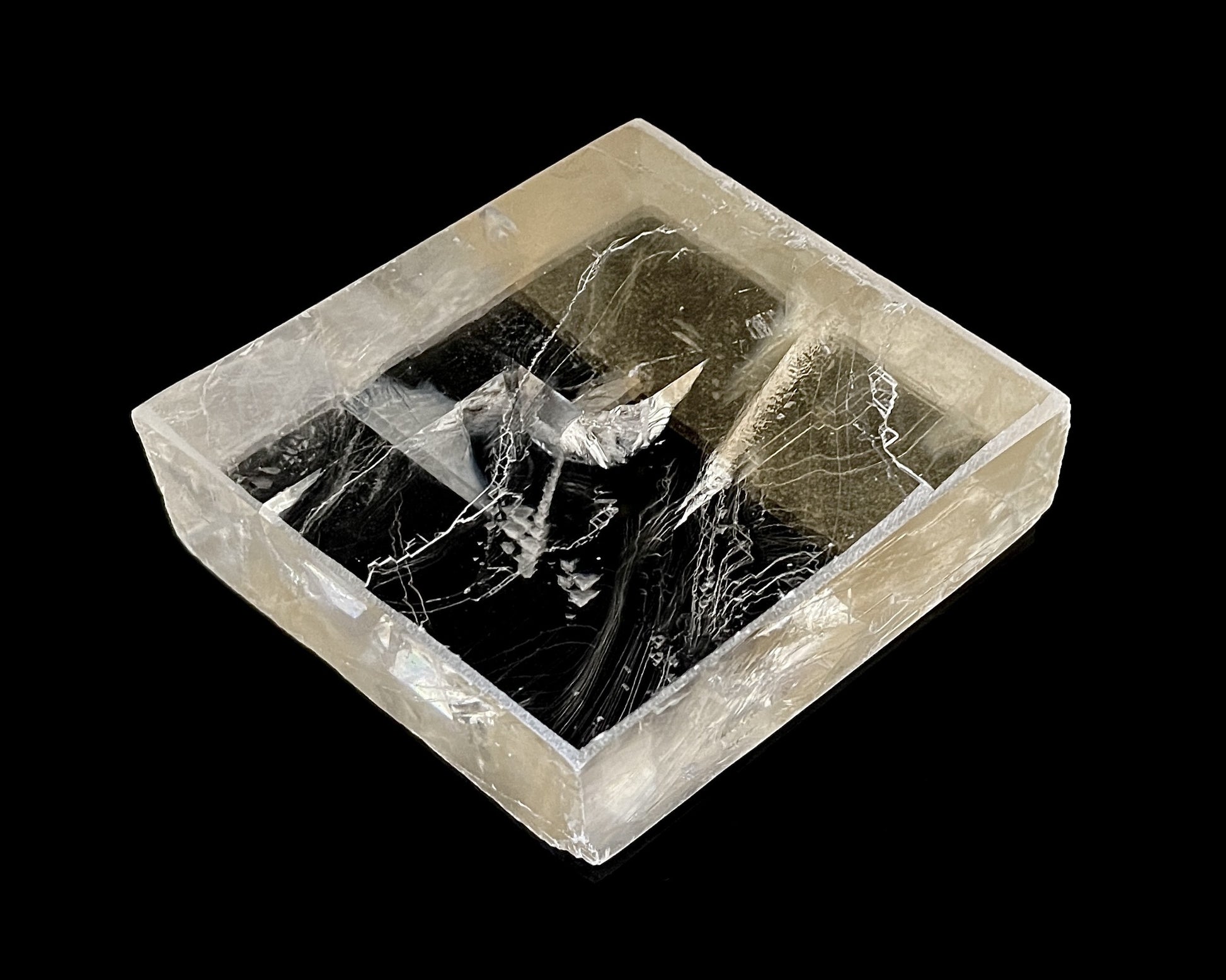 Ansicht links: Einzelner natürlicher Calcit Kristall auf schwarzem Hintergrund