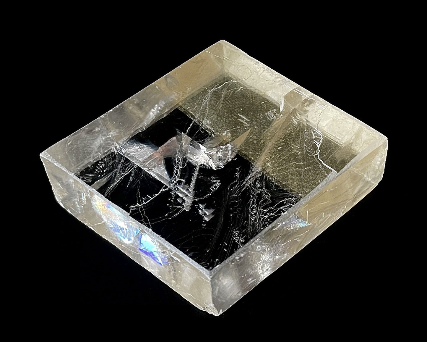 Seitenansicht rechts: Einzelner Calcit Kristall auf schwarzem Hintergrund natur