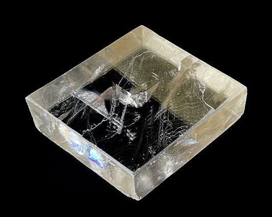 Seitenansicht rechts: Einzelner Calcit Kristall auf schwarzem Hintergrund natur