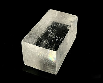 Seitenansicht rechts: Einzelner Calcit Kristall auf schwarzem Hintergrund natur