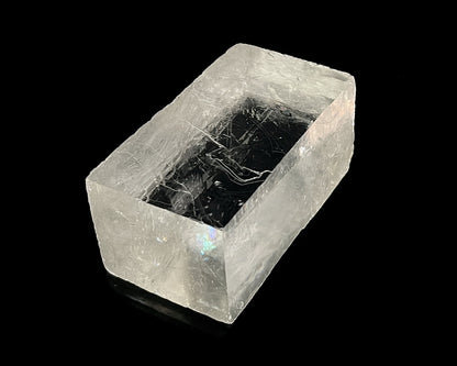 Ansicht rechts: Einzelner natürlicher Calcit Kristall auf schwarzem Hintergrund