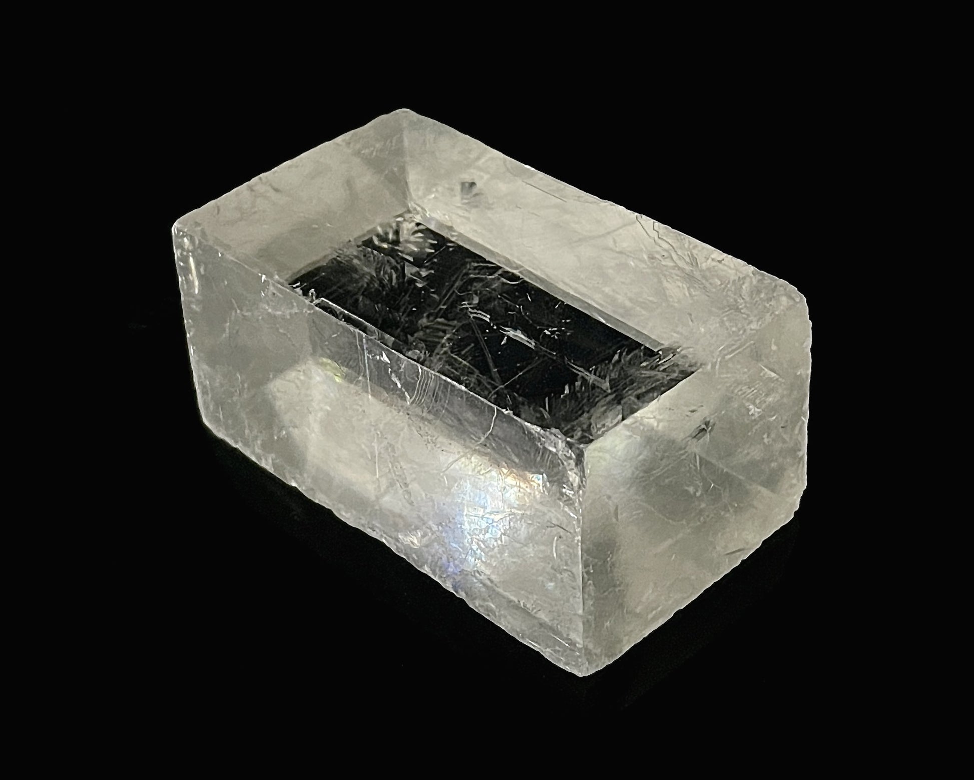 Ansicht links: Einzelner natürlicher Calcit Kristall auf schwarzem Hintergrund