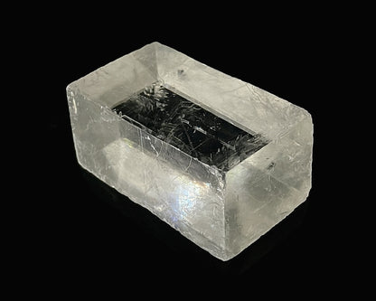 Ansicht links: Einzelner natürlicher Calcit Kristall auf schwarzem Hintergrund