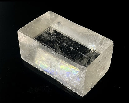 Einzelner natürlicher Calcit Kristall auf schwarzem Hintergrund