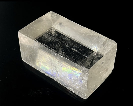 Einzelner natürlicher Calcit Kristall auf schwarzem Hintergrund