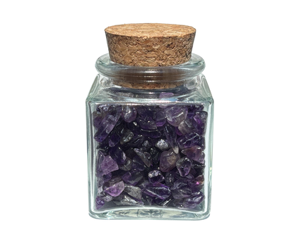 Amethyst Trommelsteine im Dekoglas auf weißem Hintergrund